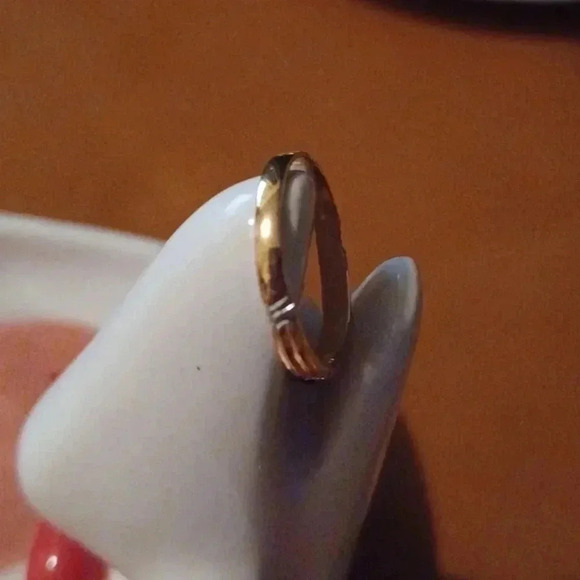 New yellow tone wedding band - Picture 5 of 8